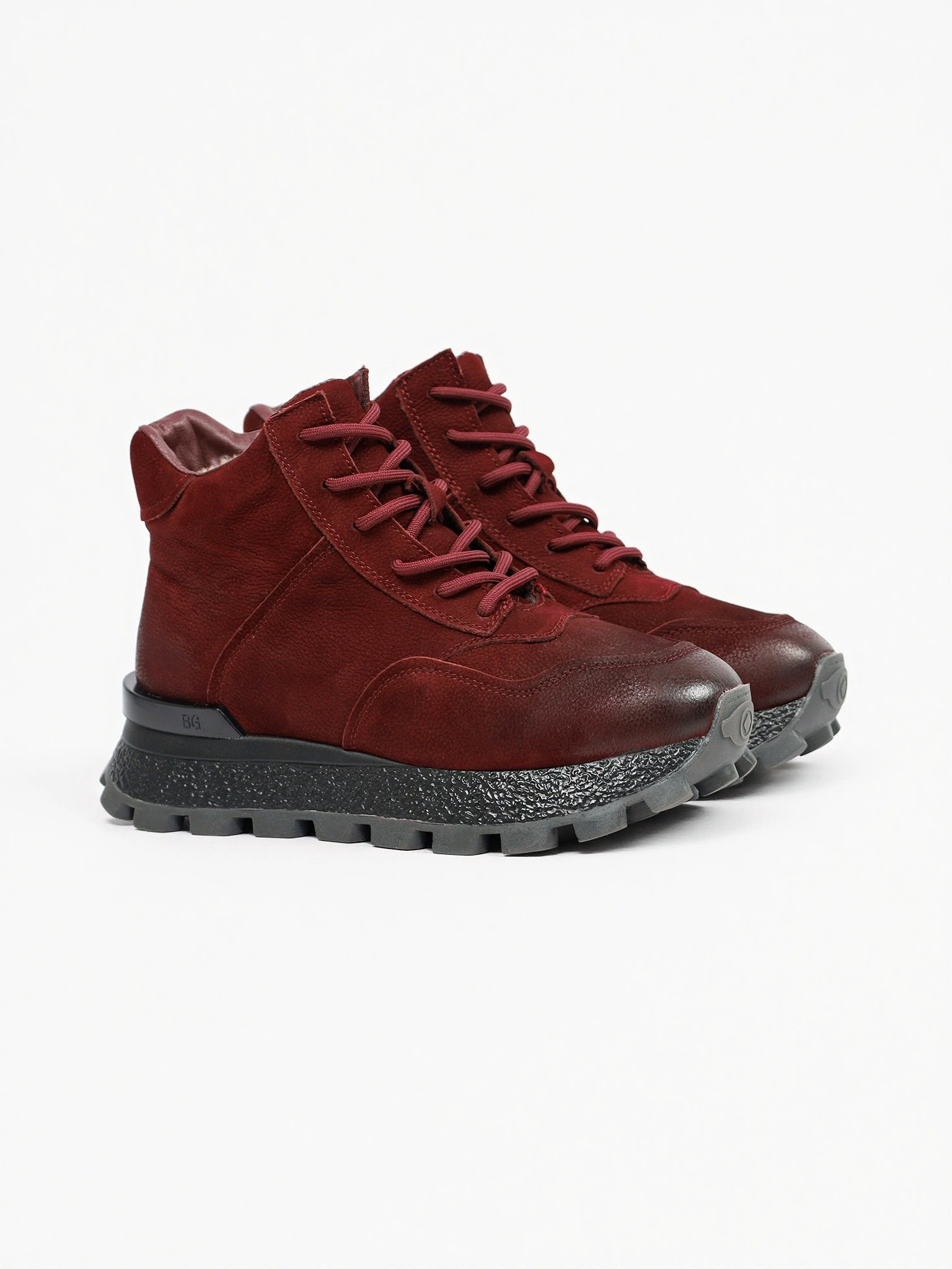 Кроссовки бордового цвета на рельефной подошве